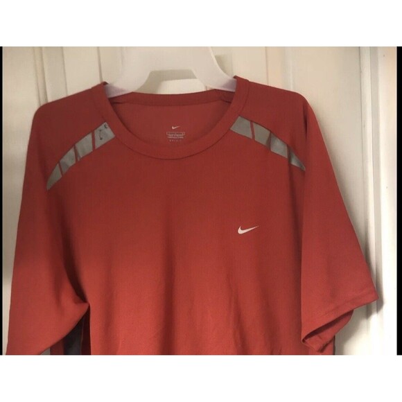 Nike T-Shirt Mens L Burgundy Red Dri-Fit Short Sleeve Workout Gym Activewear - Picture 1 of 6